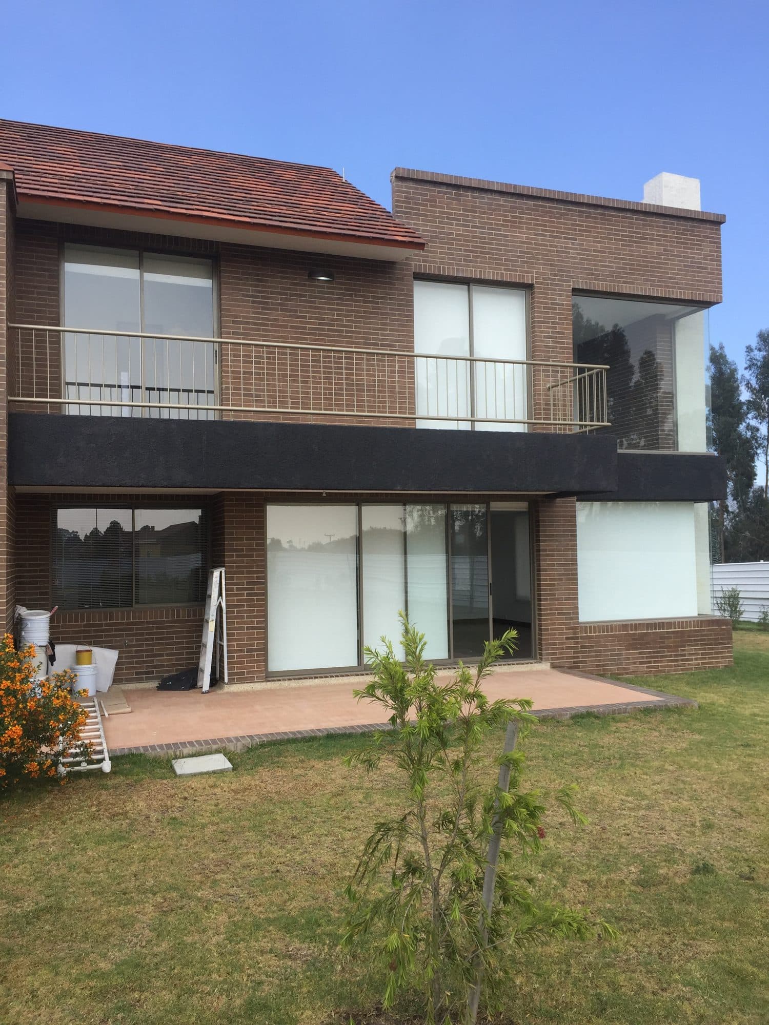 Fachada de casa con cortinas enrollables instaladas por DekoClass