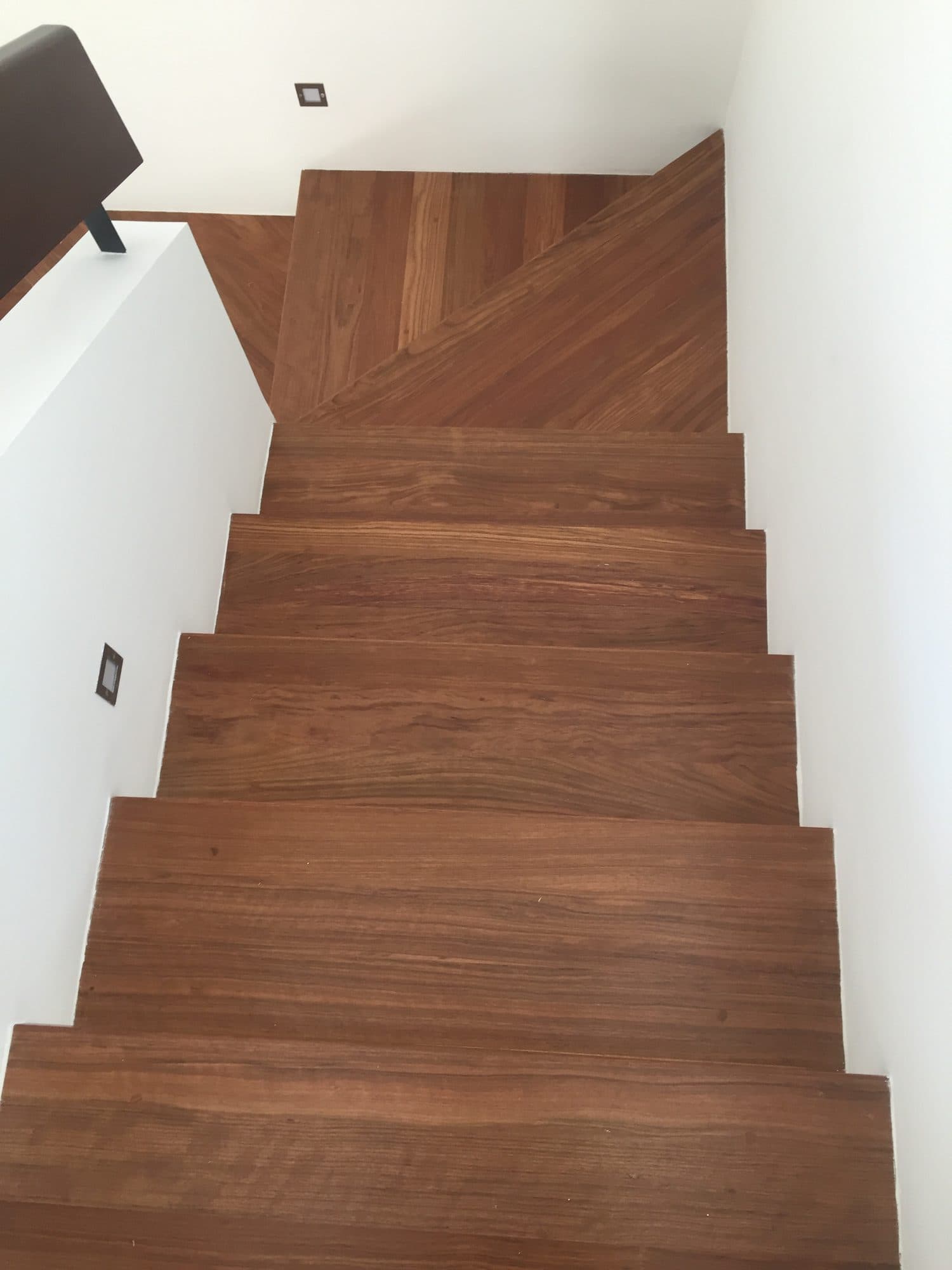 Escalera recubierta en madera por DekoClass