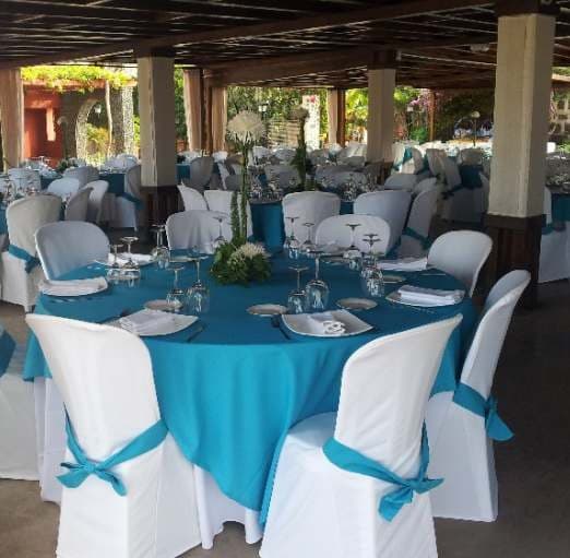 Montaje de evento con manteles y forros de silla