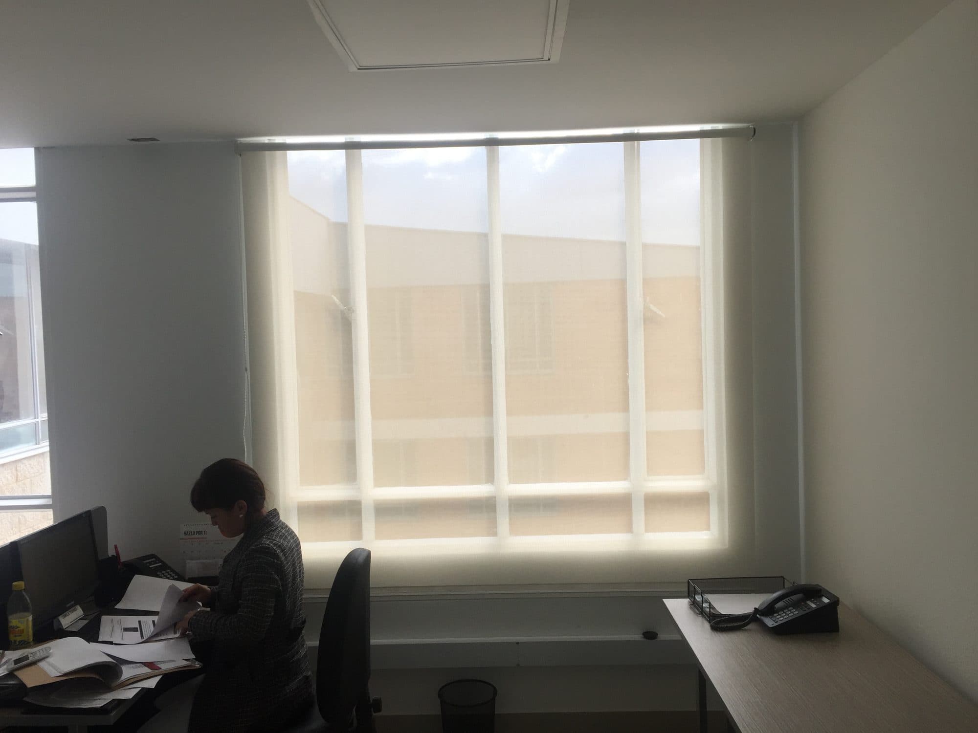 Oficina con cortina screen enrollable instalada por DekoClass