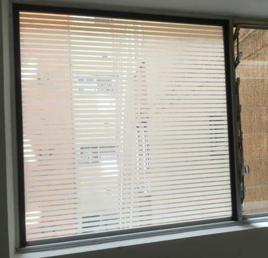 Ventana con persiana horizontal instalada por DekoClass