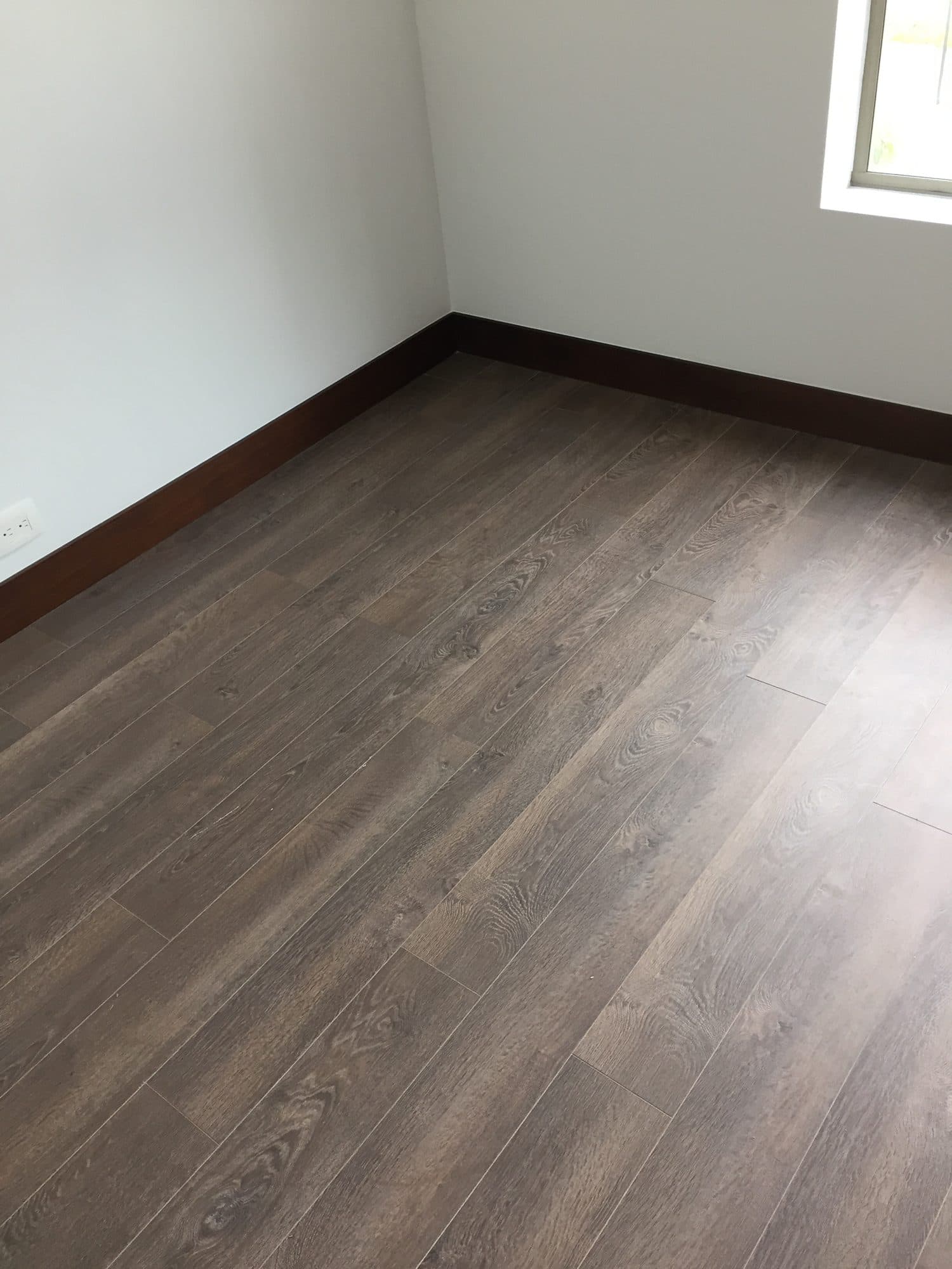 Piso laminado con guardaescobas instalado por DekoClass