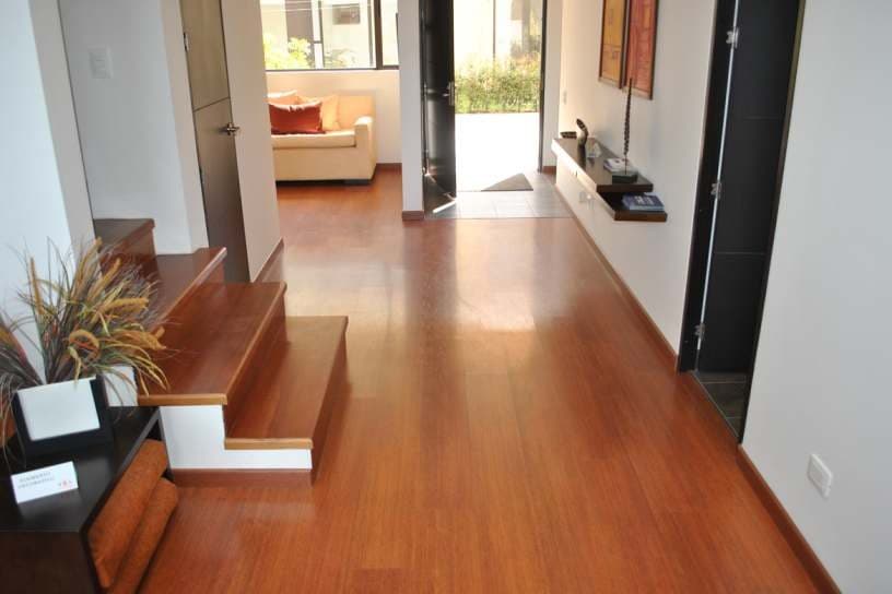 Piso y escalera en madera instalados por DekoClass
