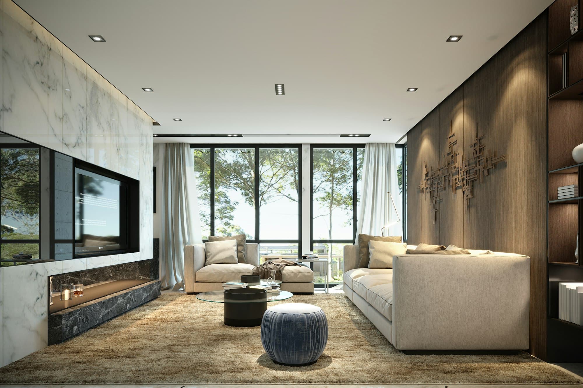 Sala amplia con ventanales y cortinas en tonos neutros
