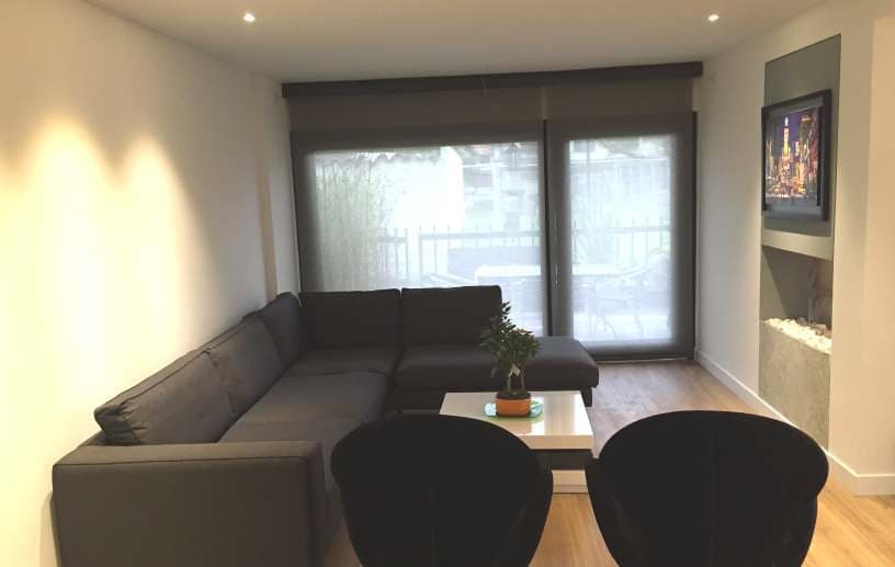 Sala con persianas enrollables oscuras