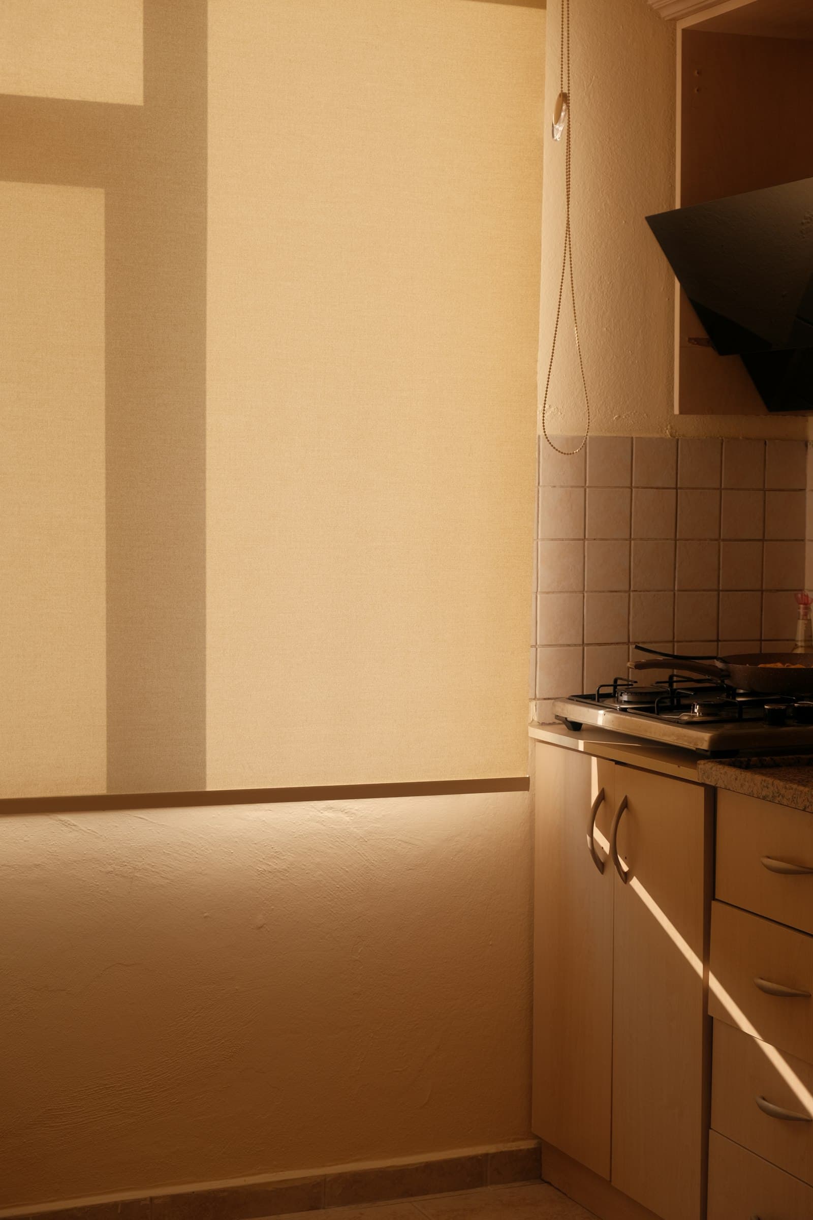 Persiana plisada en tela beige sobre una ventana (foto de referencia, reemplazar por foto propia)
