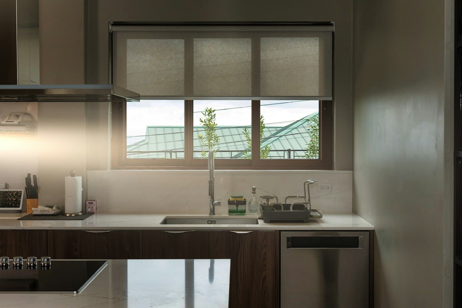 Cocina con persiana enrollable sobre la ventana del lavaplatos (foto de referencia, reemplazar por foto propia)