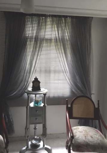 Visillo gris instalado por DekoClass