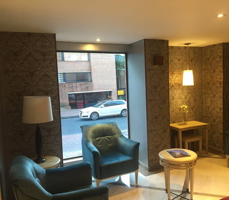 Espacio de estar con cortinas junto al ventanal