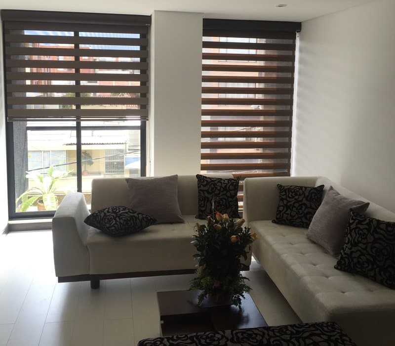 Persianas sheer en una sala instaladas por DekoClass