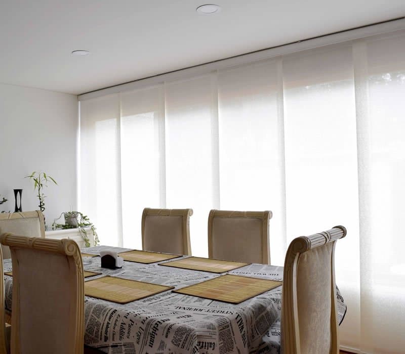 Comedor con cortinas enrollables traslúcidas
