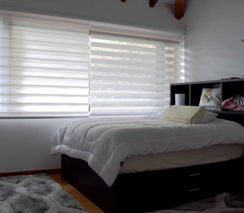 Habitación con persiana sheer instalada por DekoClass