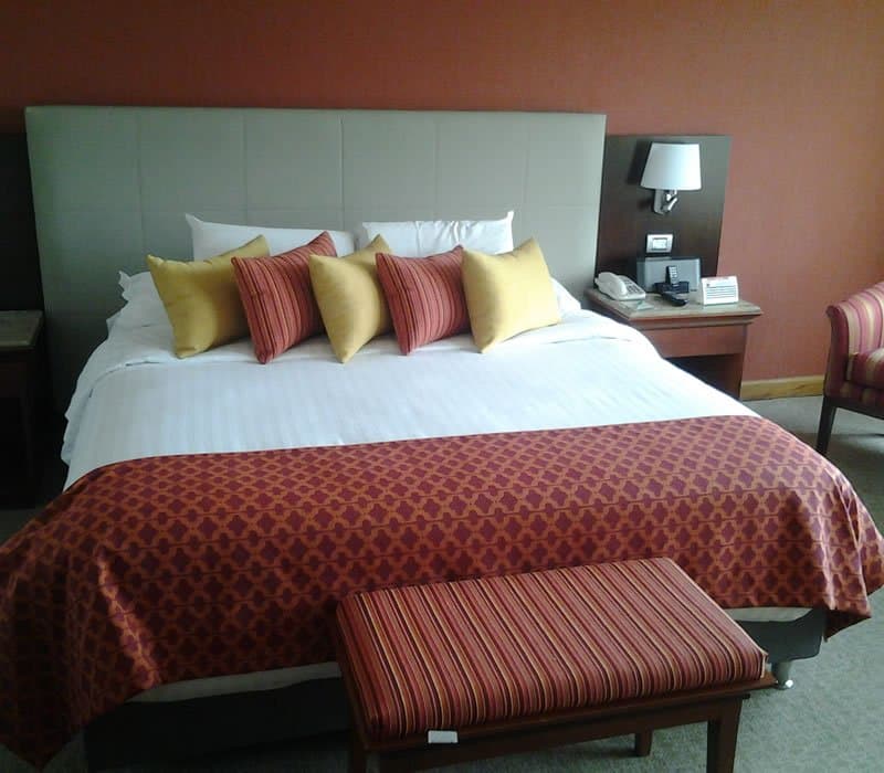 Habitación de hotel con cortinas y lencería de DekoClass