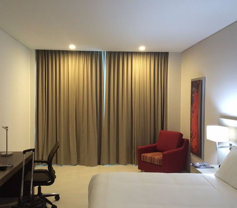 Cortinas de tela en habitación de hotel instaladas por DekoClass