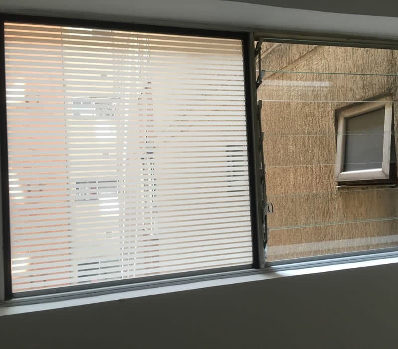 Persianas horizontales en ventana