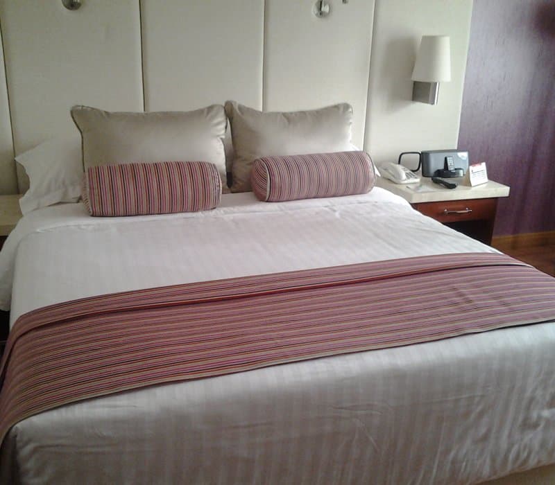 Habitación de hotel con cortinas de DekoClass