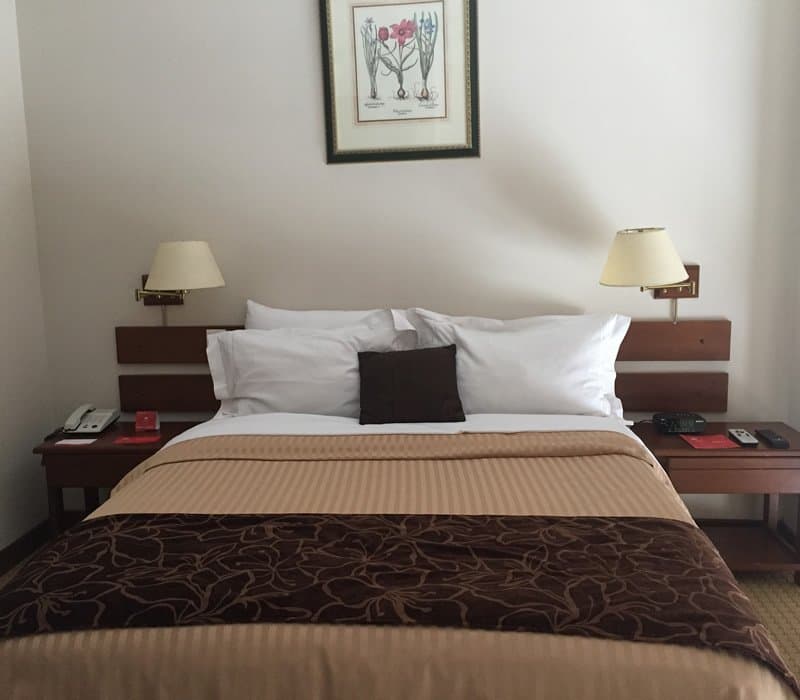 Habitación de hotel con lencería y cortinas de DekoClass