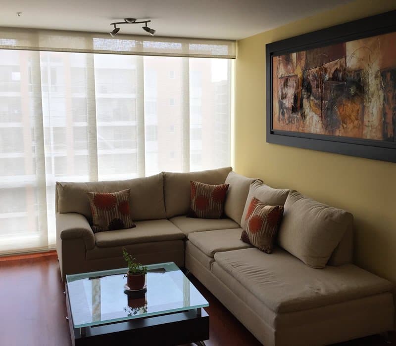 Sala con cortinas enrollables instaladas por DekoClass
