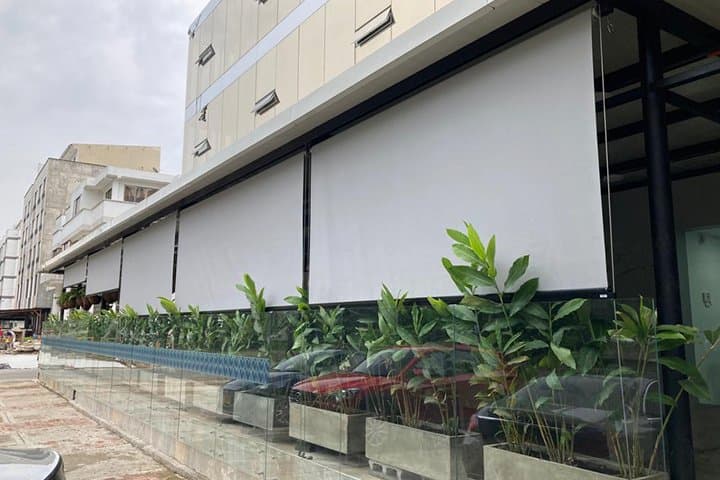 Cortinas exteriores en una terraza corporativa