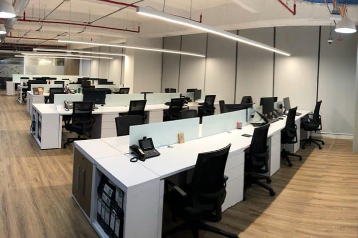 Oficina abierta con cortinas screen instaladas por DekoClass