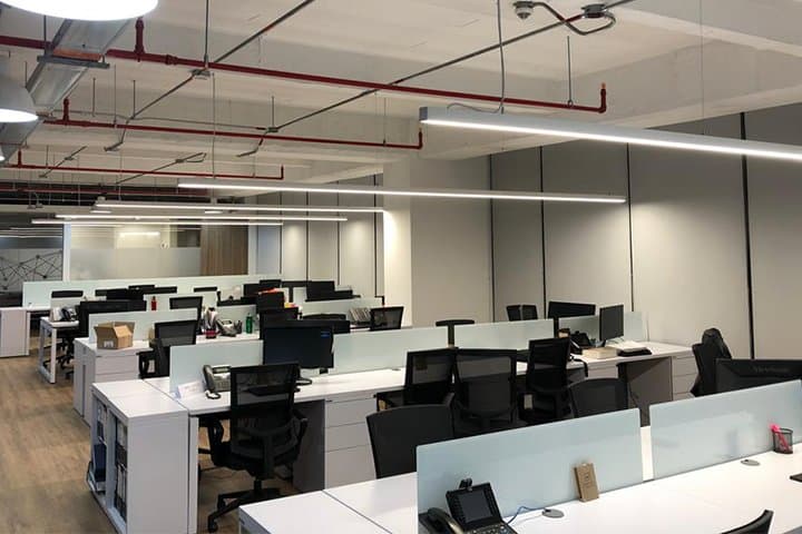 Oficina con persianas enrollables