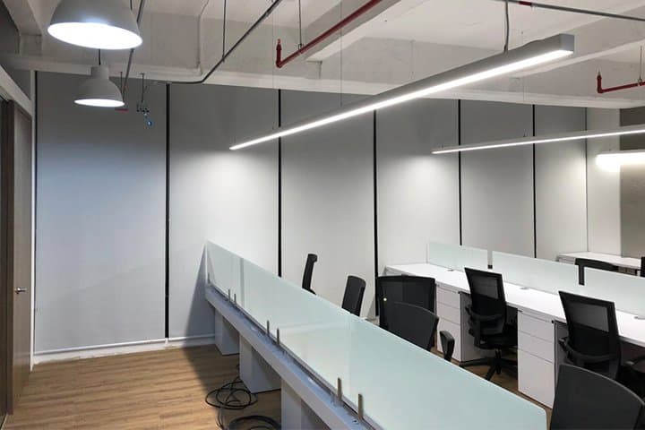 Oficina con cortinas screen