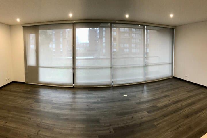Habitación con persianas sheer screen