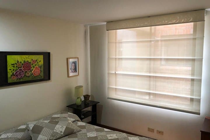 Habitación con persiana enrollable