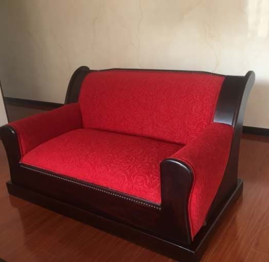 Sofá tapizado en rojo
