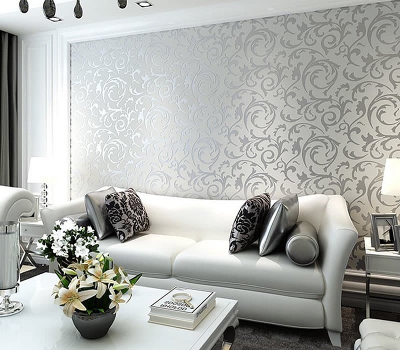 Sala con papel de colgadura decorativo