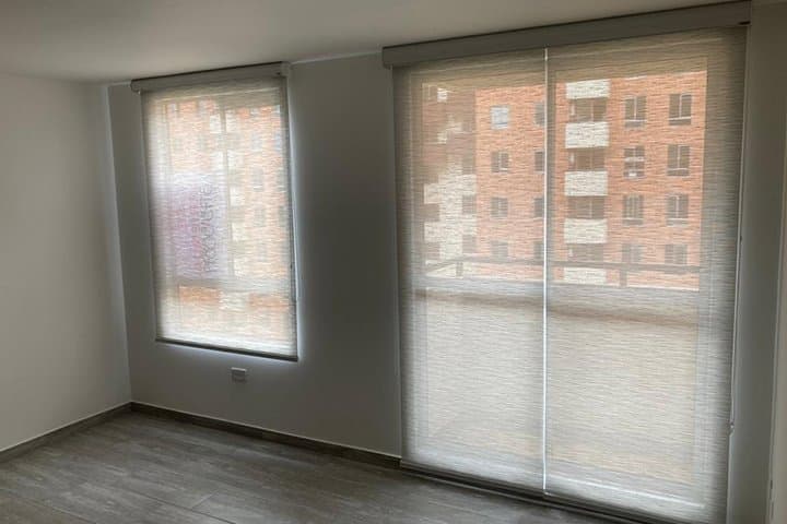 Espacio con persianas enrollables