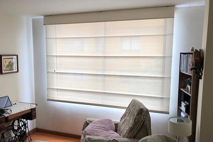 Habitación con persiana enrollable